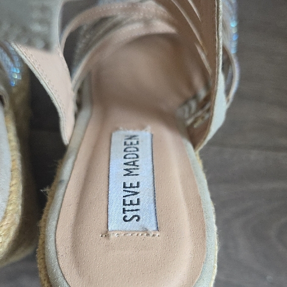 Steve Madden - Strappy Gold Wedge Sandals - Size 7.5 - Picture 4 of 5